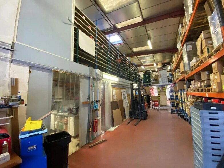 Local d’activités dans Vénissieux à louer - Photo de l’immeuble – Image 2 sur 11