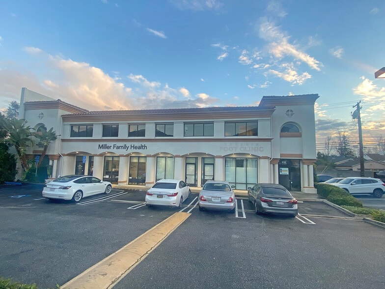 212 E Foothill Blvd, Arcadia, CA à louer - Photo de l’immeuble – Image 3 sur 3
