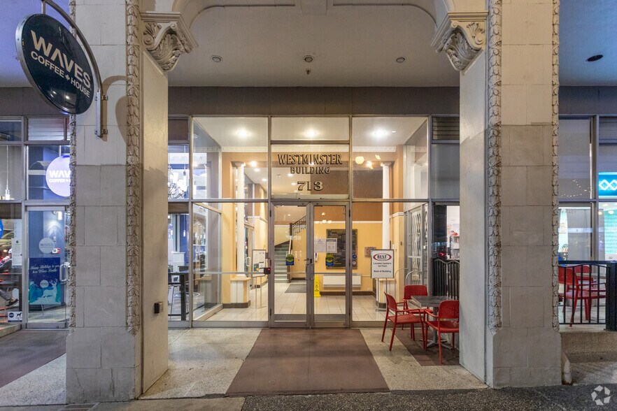 713 Columbia St, New Westminster, BC à louer - Photo de l’immeuble – Image 2 sur 5