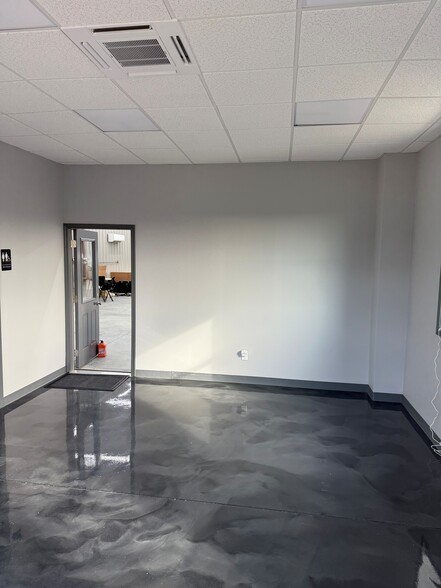 2243 Commerce Pky, La Grange, KY à vendre - Photo intérieure – Image 3 sur 12