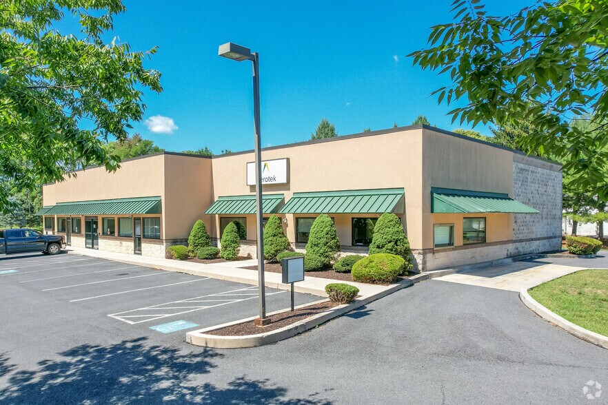 417 Village Dr, Carlisle, PA à vendre - Photo de l’immeuble – Image 2 sur 5