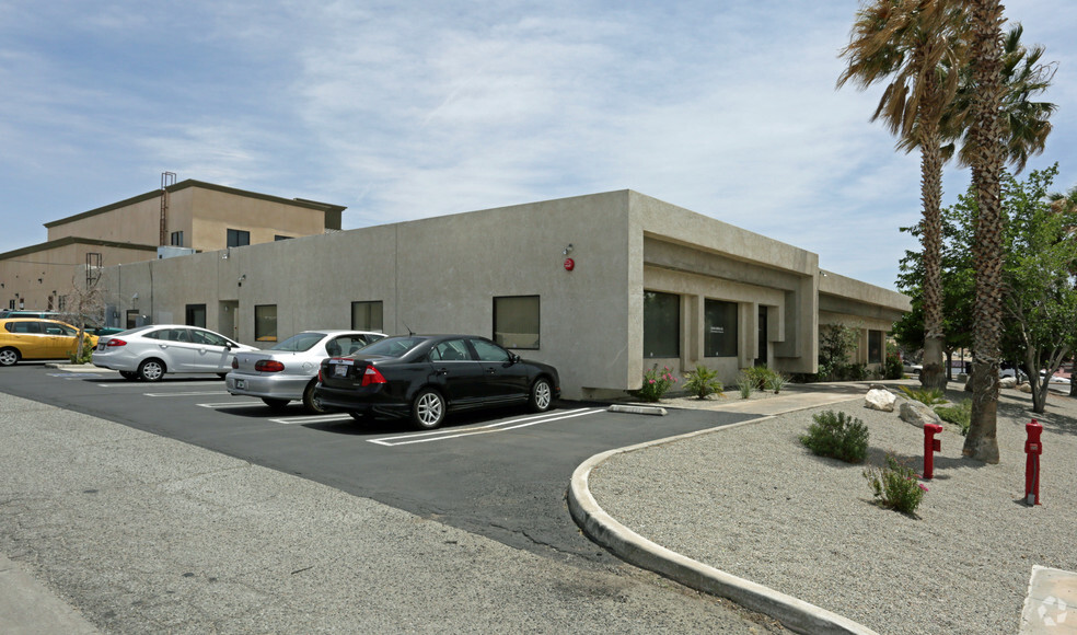 18056 Wika Rd, Apple Valley, CA à louer - Photo de l’immeuble – Image 2 sur 36