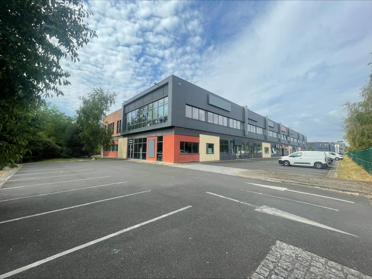 Local d’activités dans Villeneuve-la-Garenne à louer Photo de l’immeuble– Image 1 sur 15