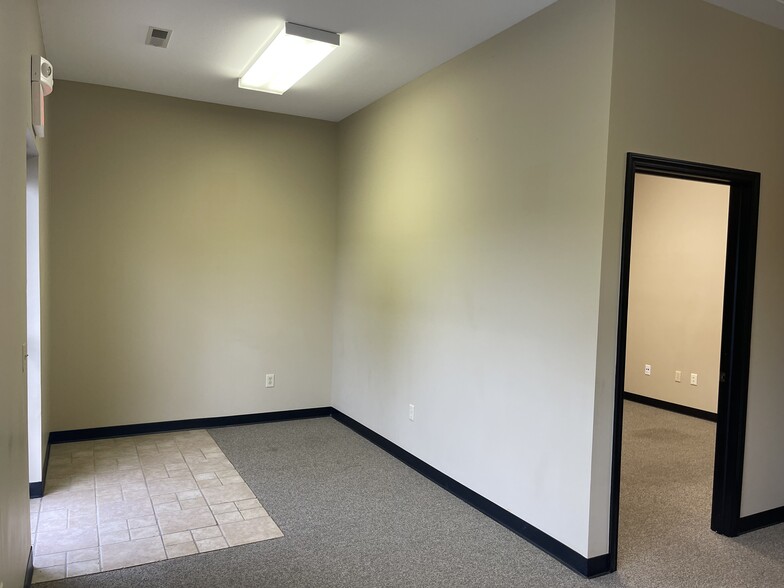 2585 Eastwood Dr, Columbus, IN à louer - Photo intérieure – Image 3 sur 20