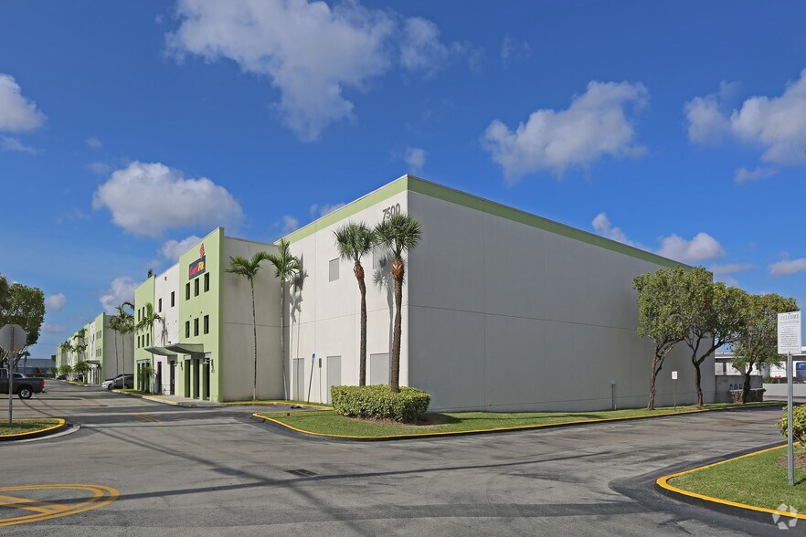 7500 NW 81st Pl, Miami, FL à louer - Photo de l’immeuble – Image 1 sur 10