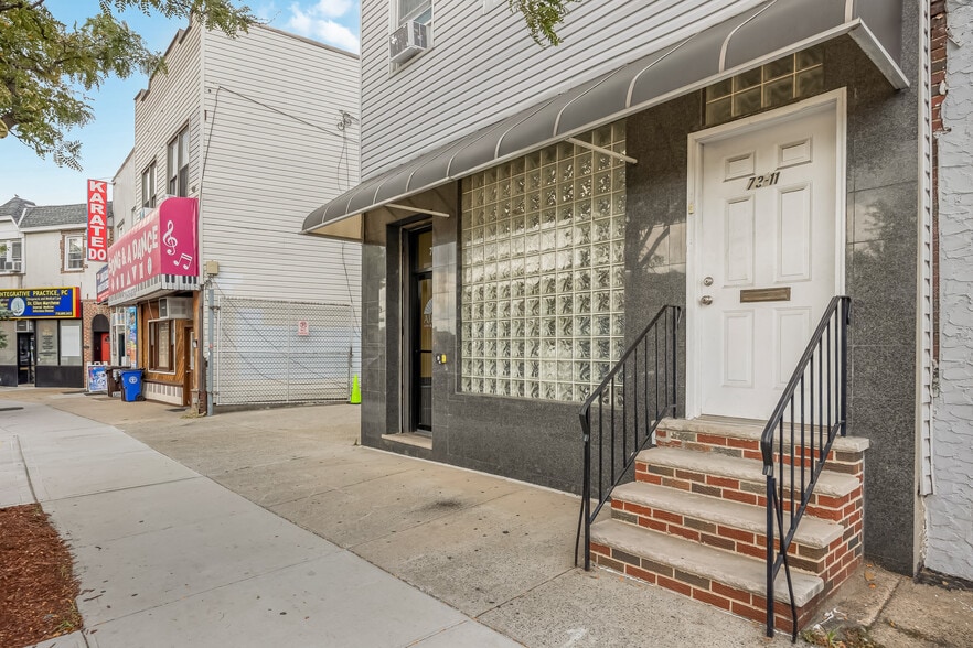 73-11 Grand Ave, Maspeth, NY à vendre - Photo de l’immeuble – Image 3 sur 26