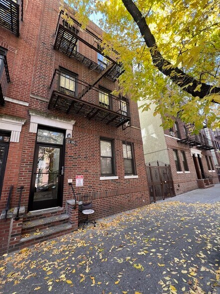 3149 33rd St, Astoria, NY à vendre - Photo de l’immeuble – Image 3 sur 18