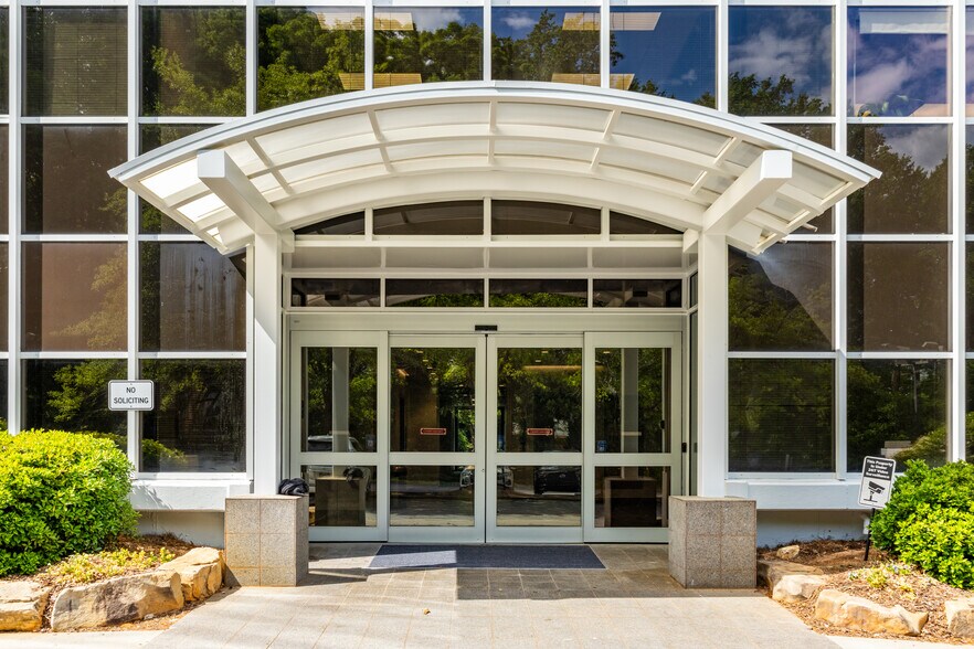 1835 Savoy Dr, Atlanta, GA à louer - Photo de l’immeuble – Image 3 sur 12