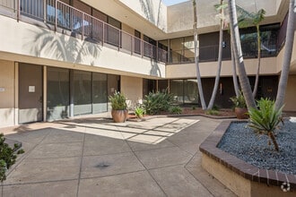 1661 N Raymond Ave, Anaheim, CA à louer Photo intérieure– Image 2 sur 7