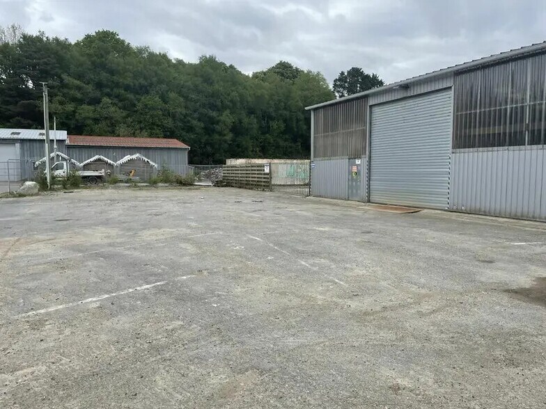 Local d'activités dans Landivisiau à vendre - Photo de l’immeuble – Image 2 sur 4