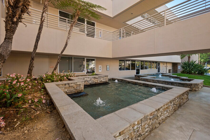 5830 Oberlin Dr, San Diego, CA à vendre - Photo principale – Image 1 sur 7