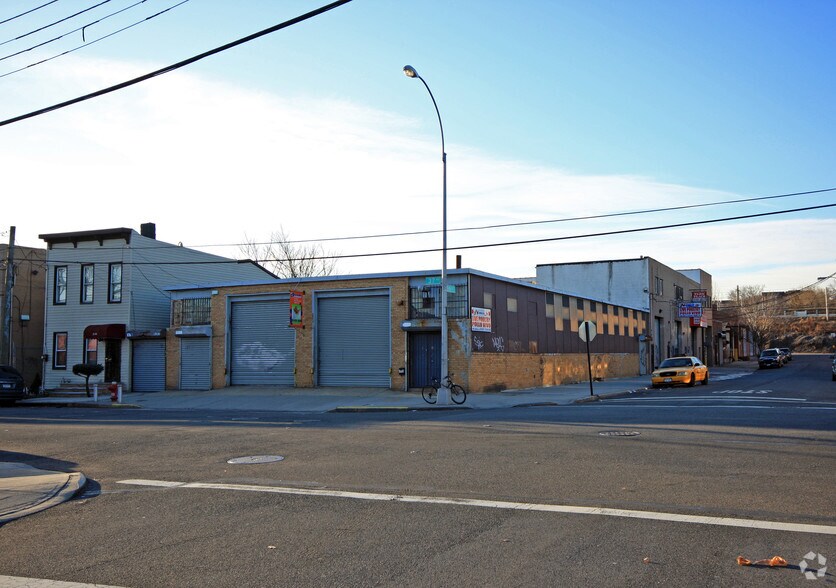 55-02 37th Ave, Woodside, NY à vendre - Photo de l’immeuble – Image 2 sur 4