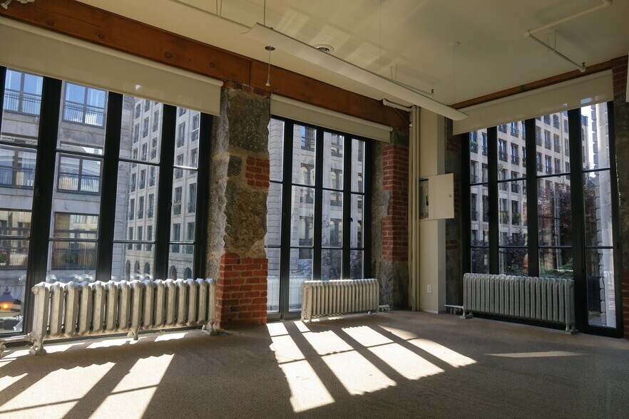 19 Rue Le Royer O, Montréal, QC à louer - Photo de l’immeuble – Image 2 sur 9