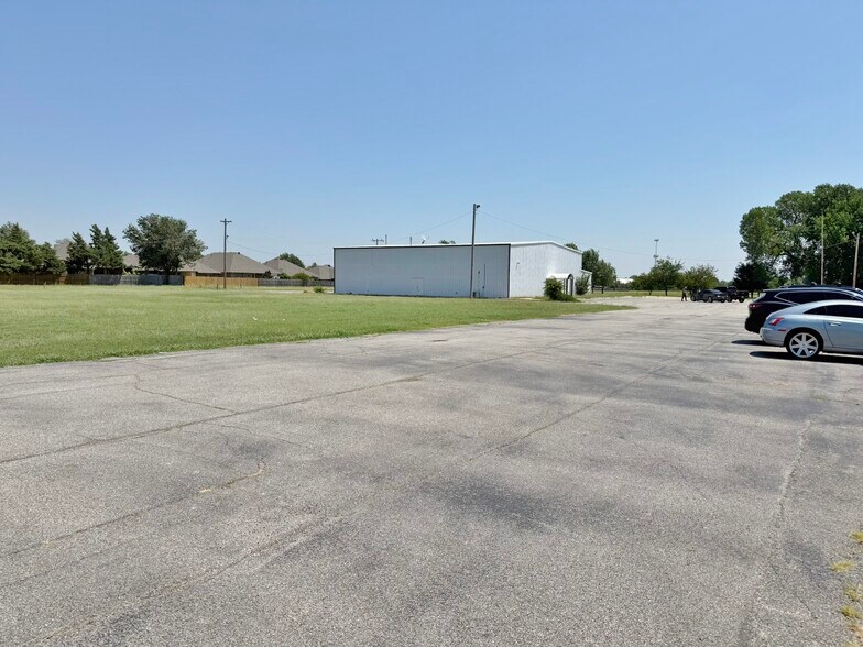 400 N Yukon Pky, Yukon, OK à vendre - Photo de l’immeuble – Image 2 sur 5