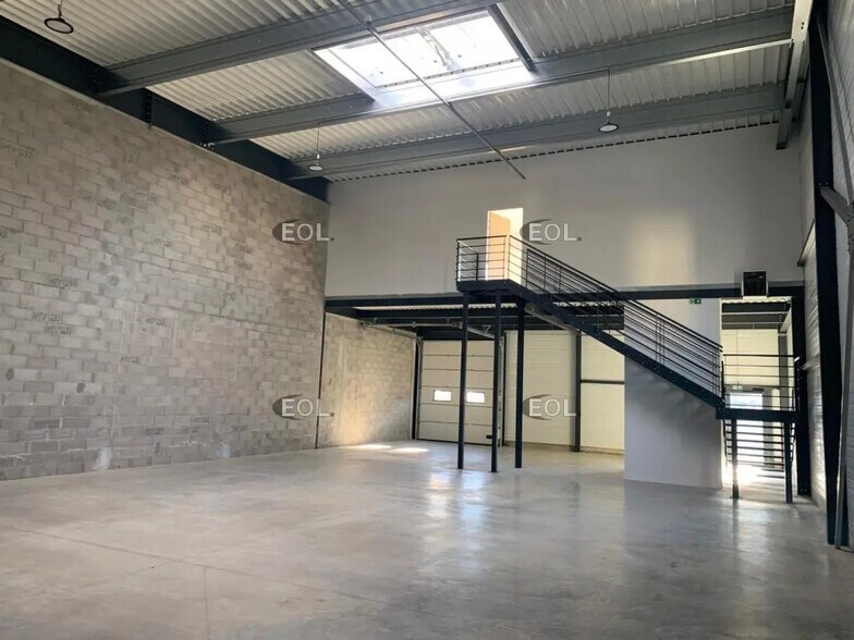 Local d’activités dans Brignoles à louer - Photo de l’immeuble – Image 2 sur 5