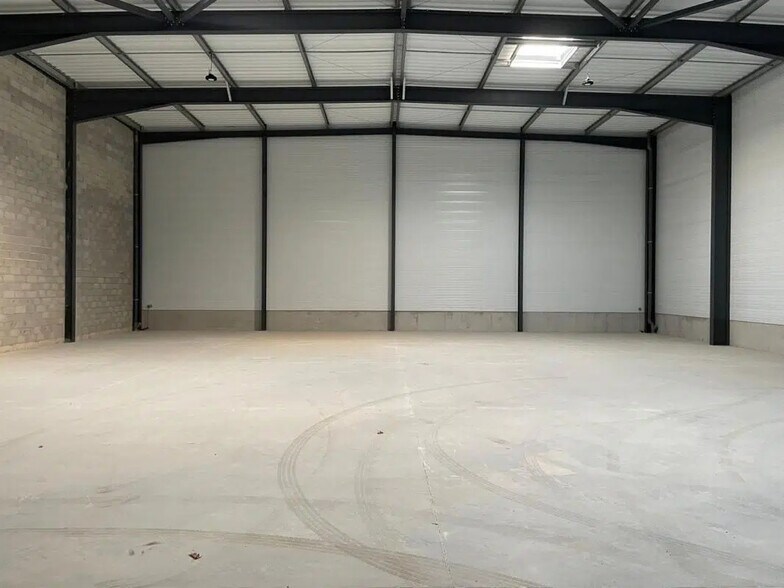 Industriel/Logistique dans Signes à louer - Photo intérieure – Image 3 sur 4