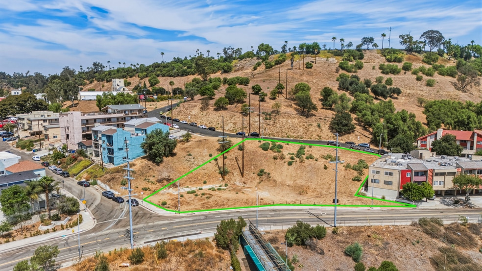 626 Lookout Dr, Los Angeles, CA à vendre - Photo principale – Image 1 sur 21