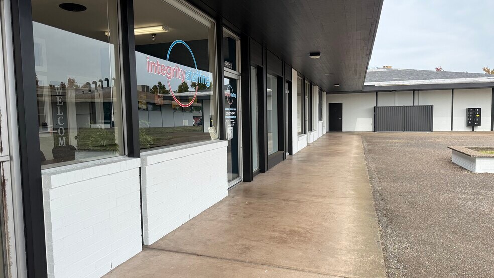 2241-2247 Country Club Rd, Woodburn, OR à louer - Photo de l’immeuble – Image 2 sur 2