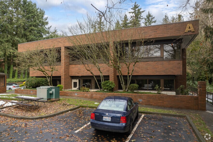 2320 130th Ave NE, Bellevue, WA à louer - Photo de l’immeuble – Image 2 sur 12