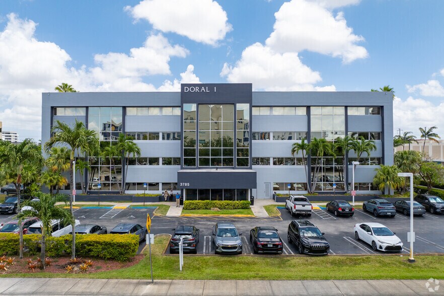 3785 NW 82nd Ave, Doral, FL à louer - Photo de l’immeuble – Image 3 sur 8