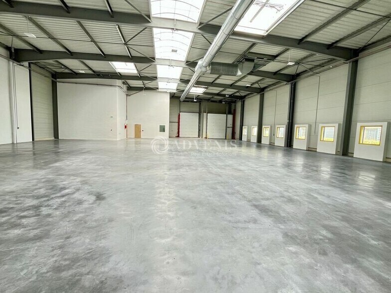 Local d’activités dans Le Mesnil Amelot à louer - Photo de l’immeuble – Image 2 sur 9