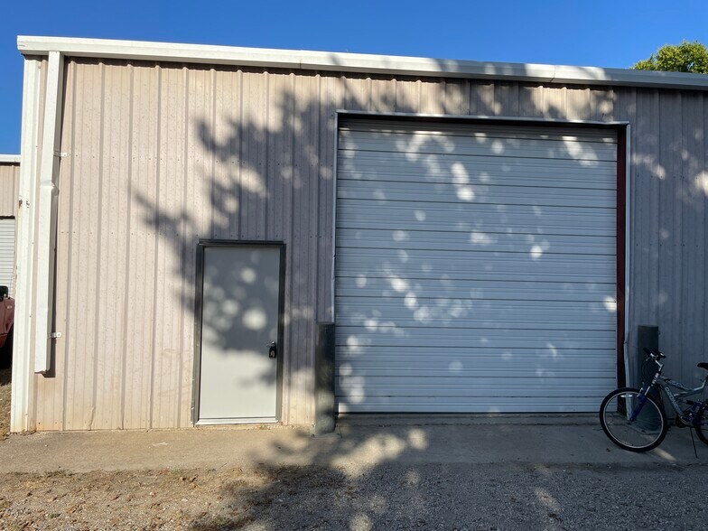 220 S 1st St, Sanger, TX à louer - Photo de l’immeuble – Image 2 sur 5