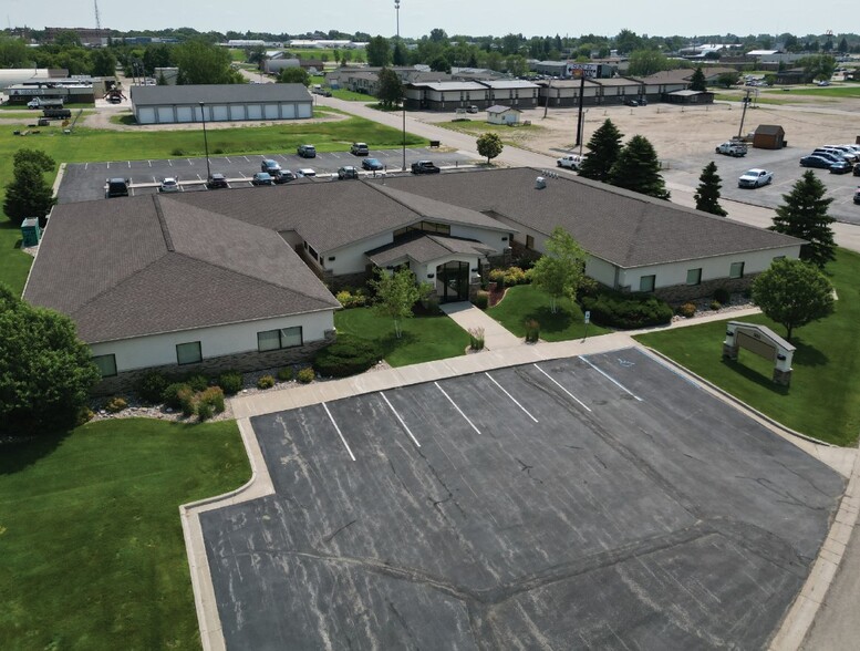 503 Highway 2 W, Devils Lake, ND à louer - Photo de l’immeuble – Image 1 sur 8