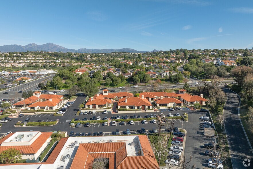 26161 Marguerite Pky, Mission Viejo, CA à louer - Aérien – Image 3 sur 5