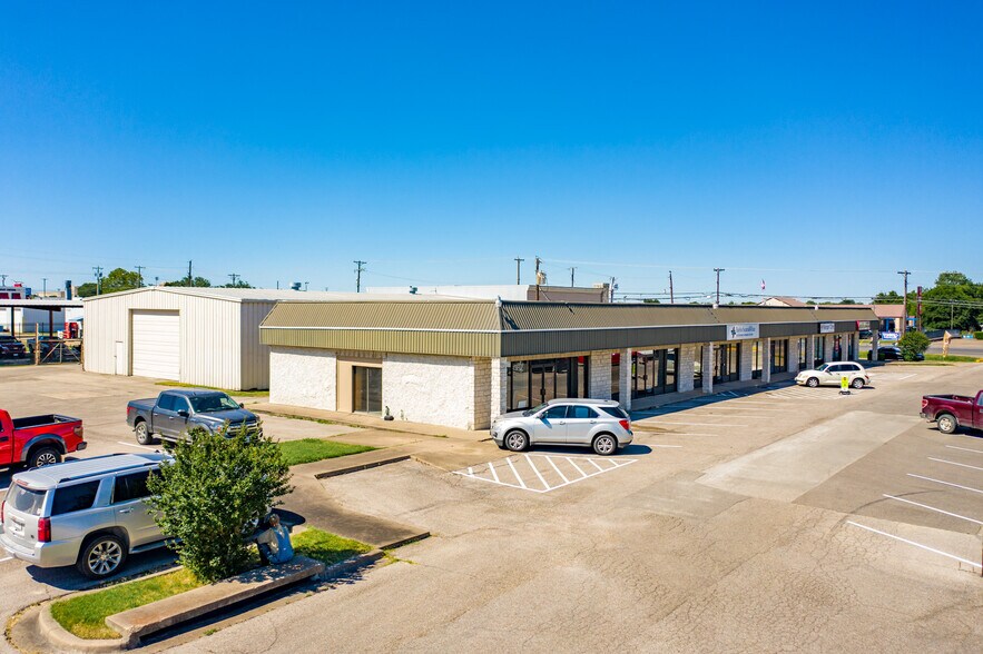511 N Hewitt Dr, Hewitt, TX à louer - Photo de l’immeuble – Image 3 sur 4