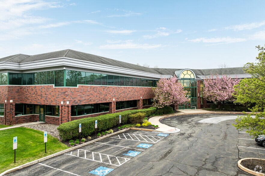 11 Campus Blvd, Newtown Square, PA à louer - Photo de l’immeuble – Image 1 sur 10