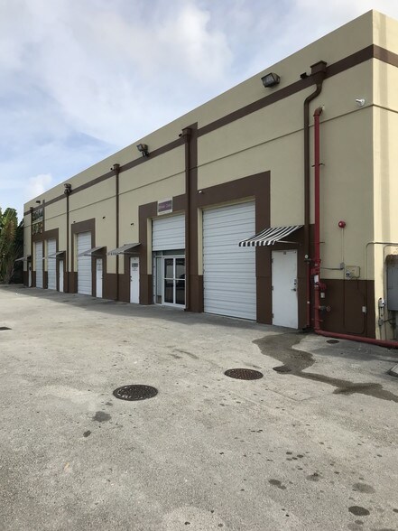 2635 NE 188th St, Miami, FL à louer - Photo de l’immeuble – Image 2 sur 6