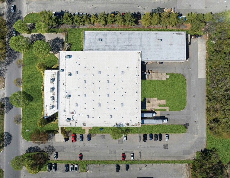 171 Rodeo Dr, Edgewood, NY à vendre - Photo de l’immeuble – Image 2 sur 16