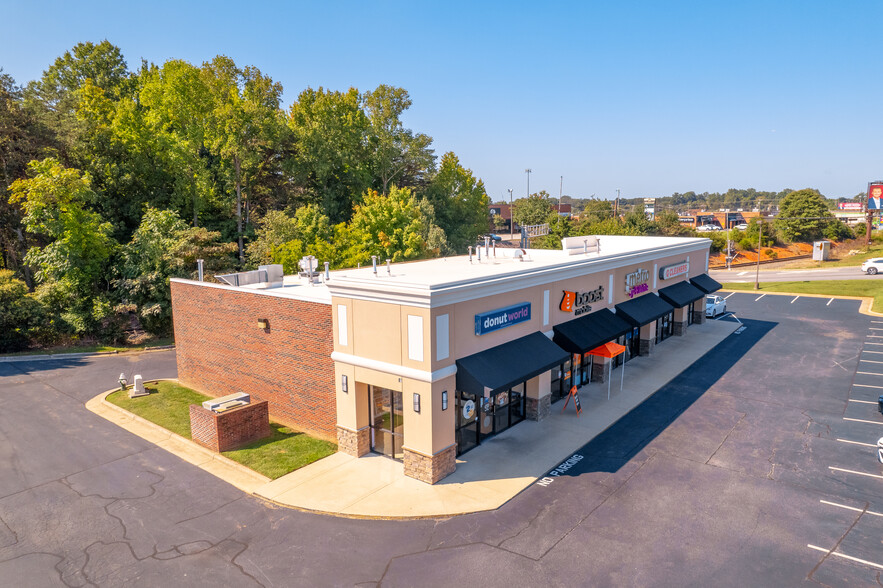 5529-5559 W Market St, Greensboro, NC à louer - Photo de l’immeuble – Image 3 sur 9