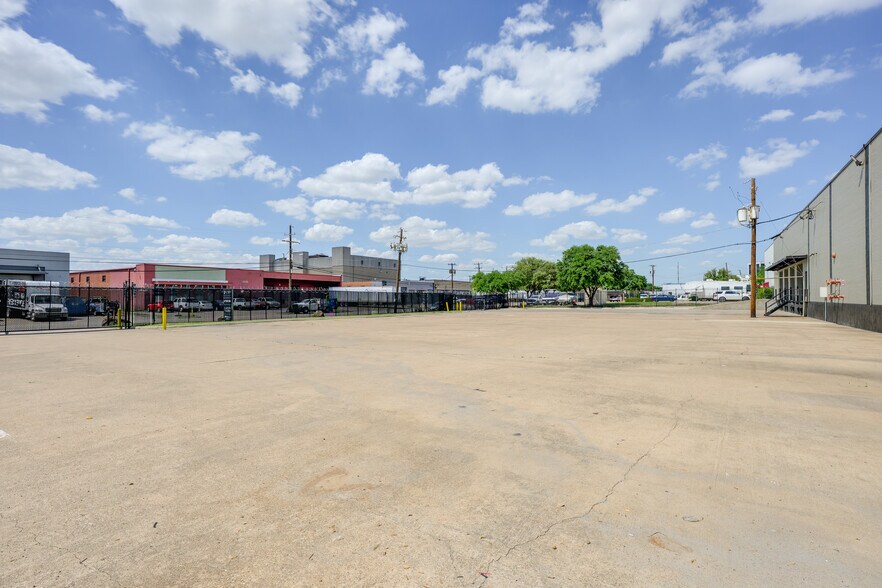 5124 Sharp St, Dallas, TX à louer - Photo de l’immeuble – Image 3 sur 11