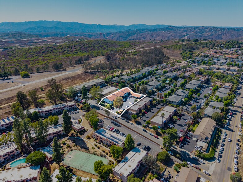 725 Alturas Ln, Fallbrook, CA à vendre - Photo de l’immeuble – Image 1 sur 35