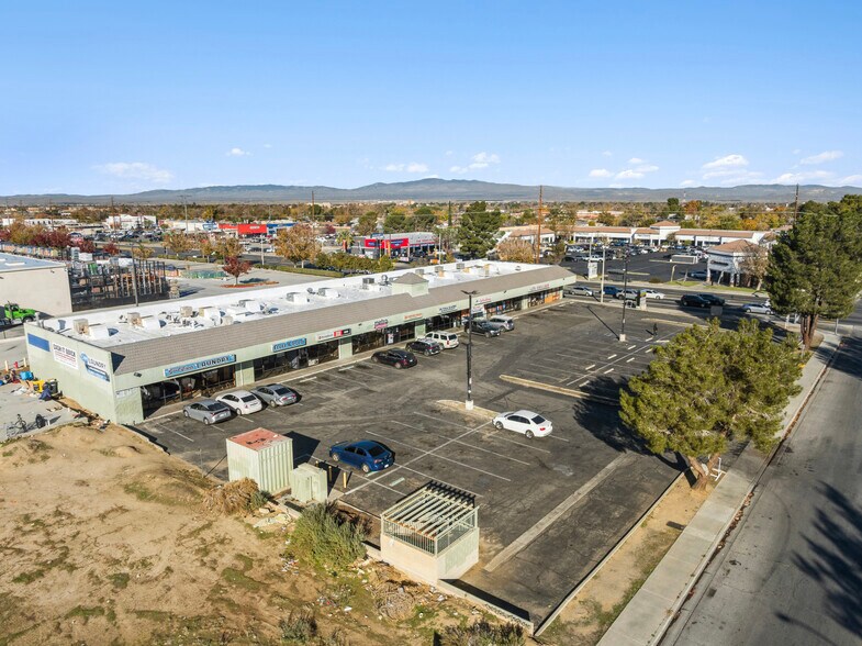 43535 Gadsden Ave, Lancaster, CA à louer - Photo de l’immeuble – Image 3 sur 39