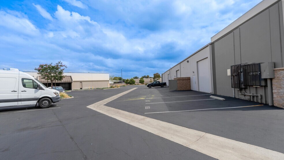1132-1140 E Valencia Dr, Fullerton, CA à vendre - Photo de l’immeuble – Image 3 sur 7