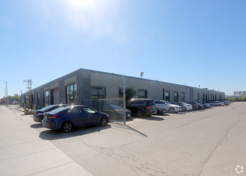 700 Kipling Ave, Toronto, ON à louer - Photo de l’immeuble – Image 3 sur 4