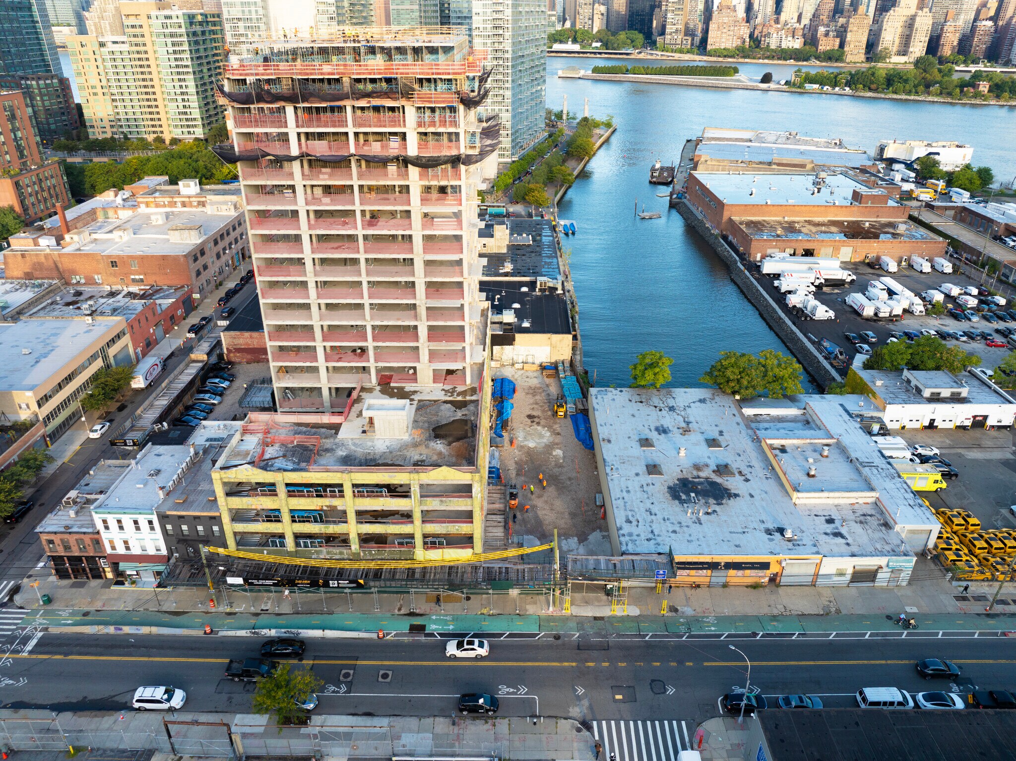 45-40 Vernon Blvd, Long Island City, NY à louer Photo principale– Image 1 sur 8