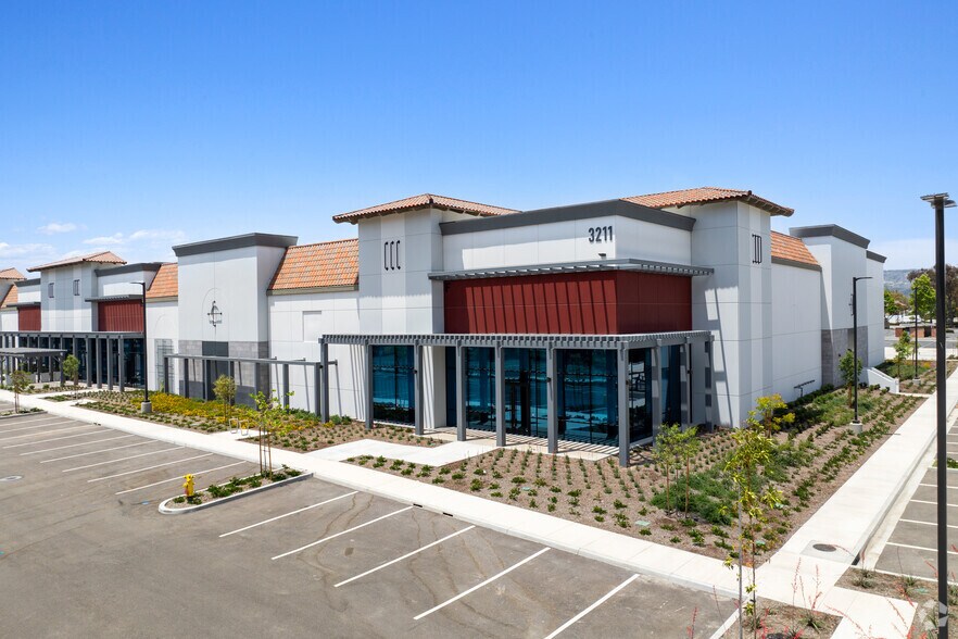 3211 Mission Oaks Blvd, Camarillo, CA à louer - Photo de l’immeuble – Image 3 sur 34