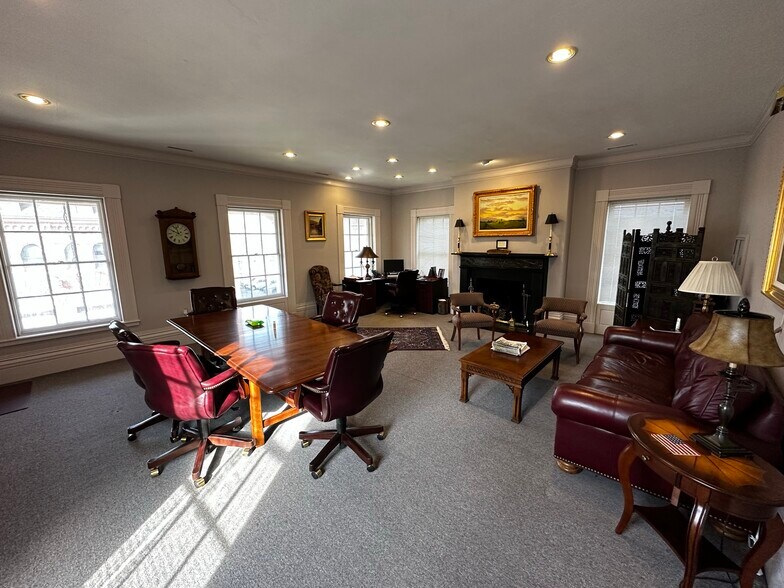 25 Elm St, Southbridge, MA à vendre - Photo intérieure – Image 2 sur 7