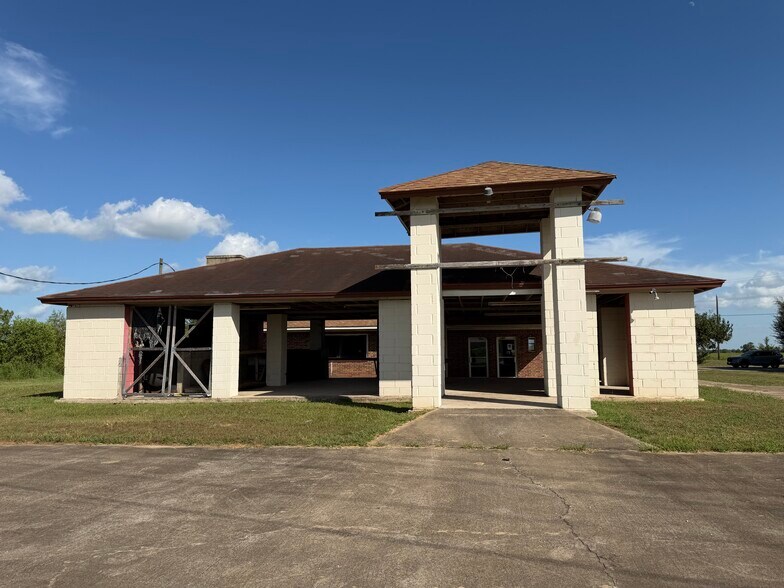 111 County Road 227, East Bernard, TX à louer - Photo de l’immeuble – Image 2 sur 47