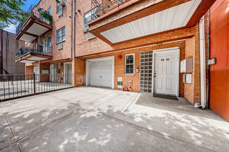 3530 10th St, Astoria, NY à vendre - Photo de l’immeuble – Image 2 sur 9