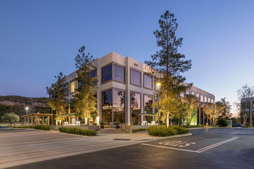 111 Academy Dr, Irvine, CA à louer - Photo de l’immeuble – Image 1 sur 34