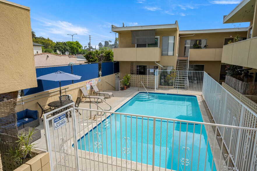 2050 Rodney Dr, Los Angeles, CA à vendre - Photo de l’immeuble – Image 3 sur 11