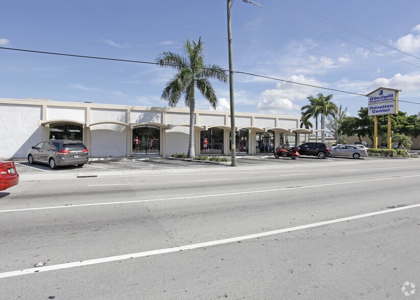 3149 W Hallandale Beach Blvd, Hallandale, FL à louer - Photo de l’immeuble – Image 3 sur 27