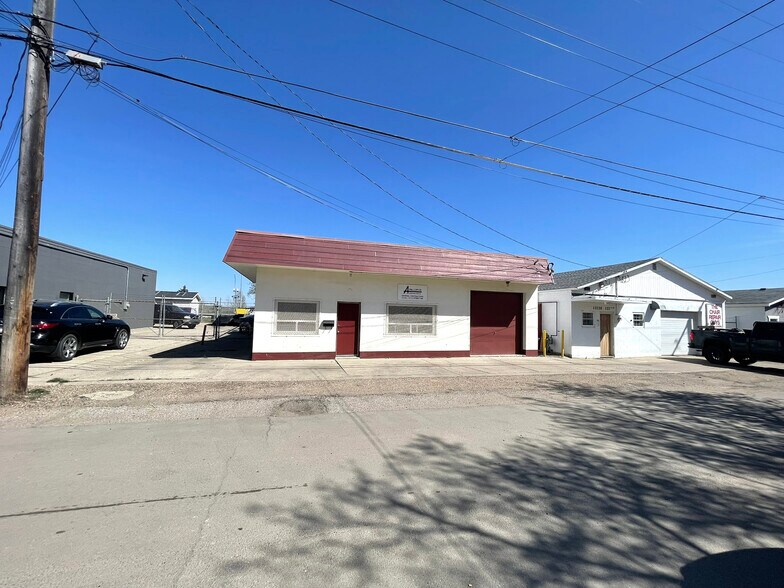 12124 121A St NW, Edmonton, AB à vendre - Photo de l’immeuble – Image 2 sur 8