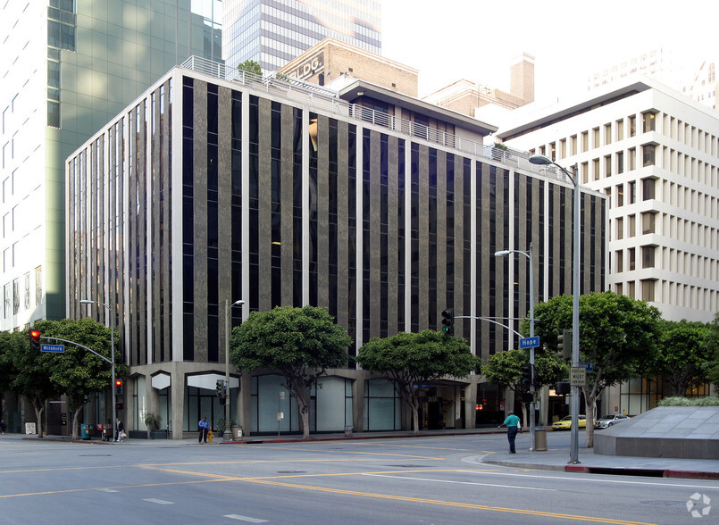 700 Wilshire Blvd, Los Angeles, CA à louer - Photo de l’immeuble – Image 1 sur 6