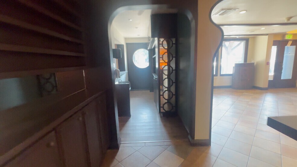 48-50 S De Lacey Ave, Pasadena, CA à louer - Vidéo sur l’annonce professionnelle – Image 2 sur 14