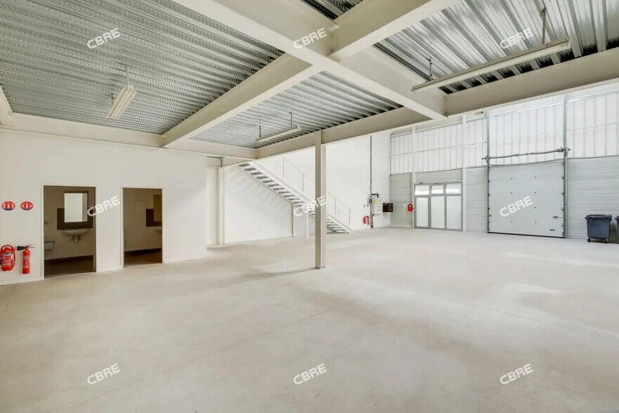 Local d’activités dans Palaiseau à louer - Photo de l’immeuble – Image 3 sur 11